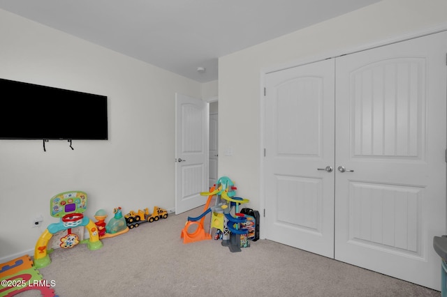 recreation room featuring carpet