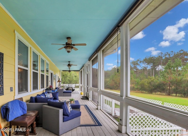 sunroom with ceiling fan