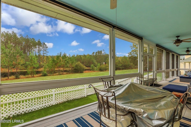 sunroom with ceiling fan