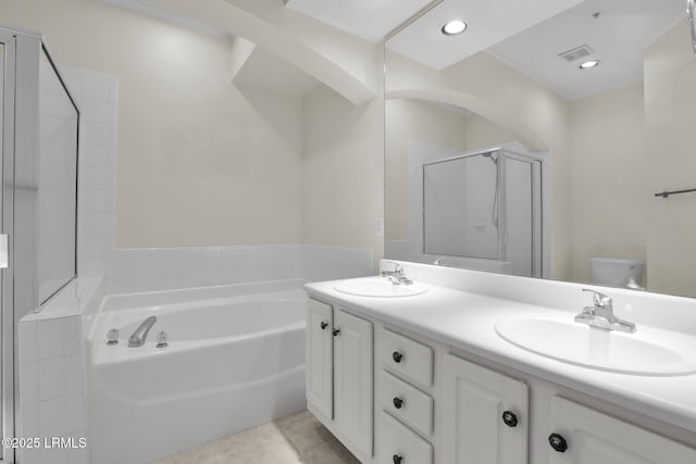 bathroom featuring toilet, visible vents, a sink, and a bath