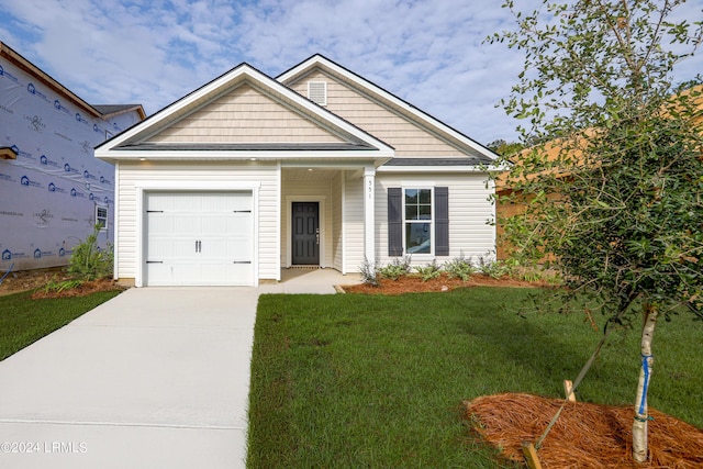 craftsman-style house featuring a garage and a front yard