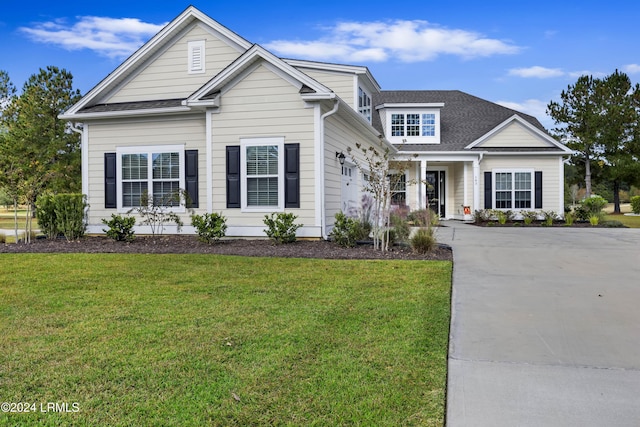 view of front of property featuring a front lawn