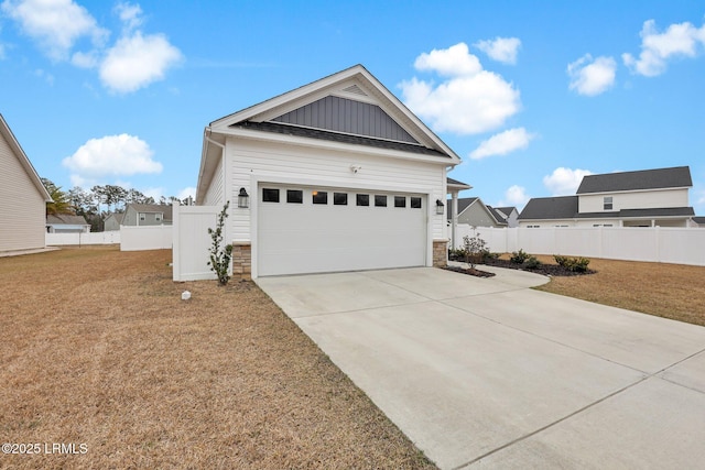 view of front facade with a garage and a front yard