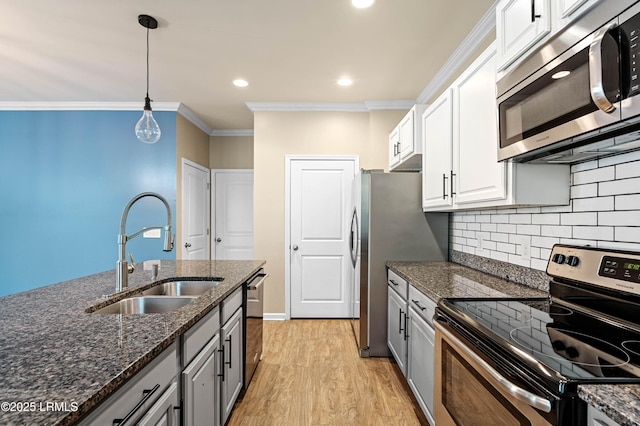 4944 Tidal Walk Ln, Beaufort, SC 29907 - kitchen featuring stainless steel appliances, backsplash, ornamental molding, pendant lighting, and light wood finished floors