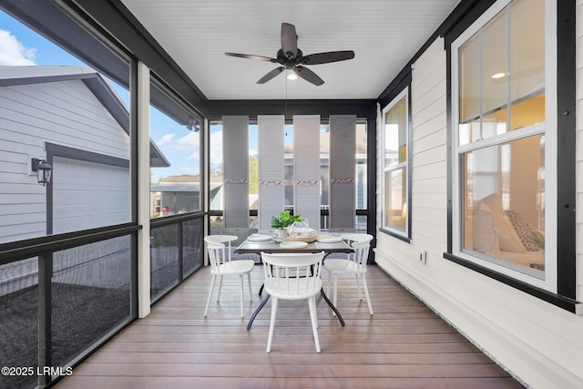 sunroom with ceiling fan