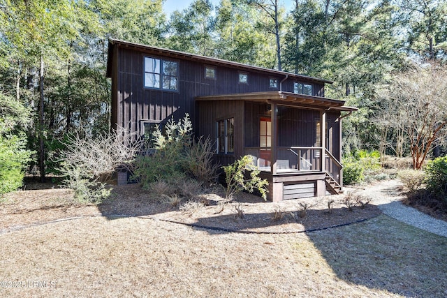 view of front of property featuring covered porch