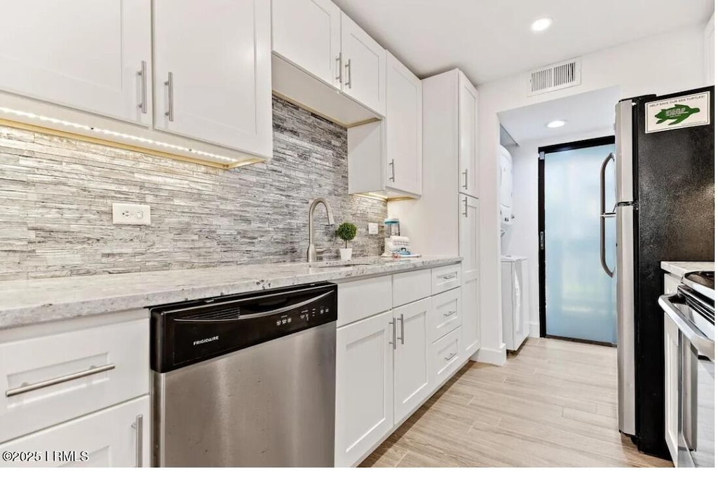 137 Cordillo Pkwy Unit 5403, Hilton Head Island, SC 29928 - kitchen with visible vents, decorative backsplash, electric stove, white cabinets, and stainless steel dishwasher