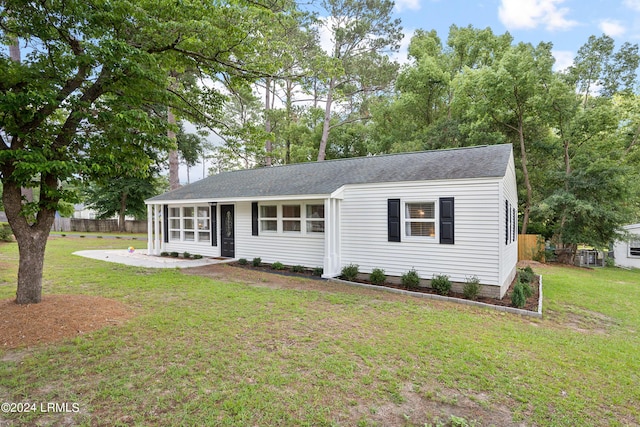 view of front facade with a front yard