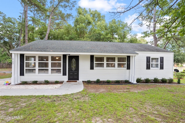 ranch-style house featuring a front lawn