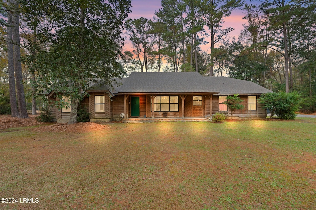 view of front of property featuring a lawn