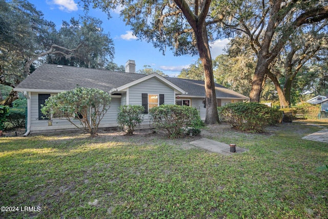 ranch-style home with a front yard