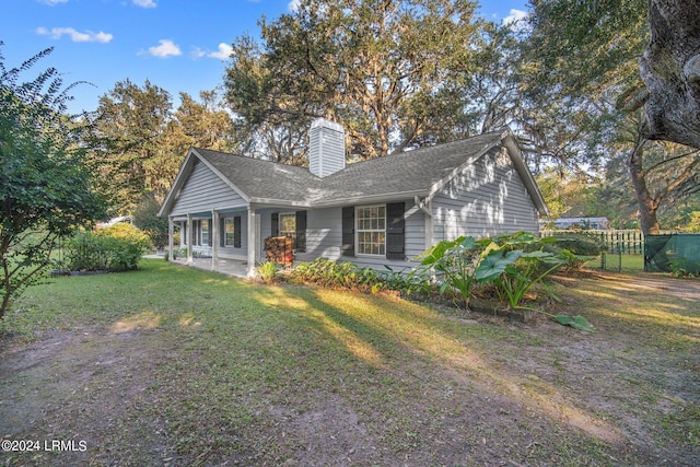 view of front of property featuring a patio area and a front yard