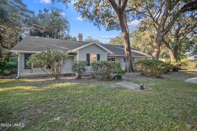 ranch-style house featuring a front yard