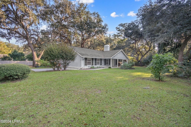 view of front facade featuring a front lawn