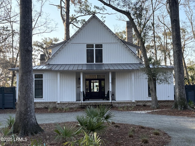 modern farmhouse featuring covered porch