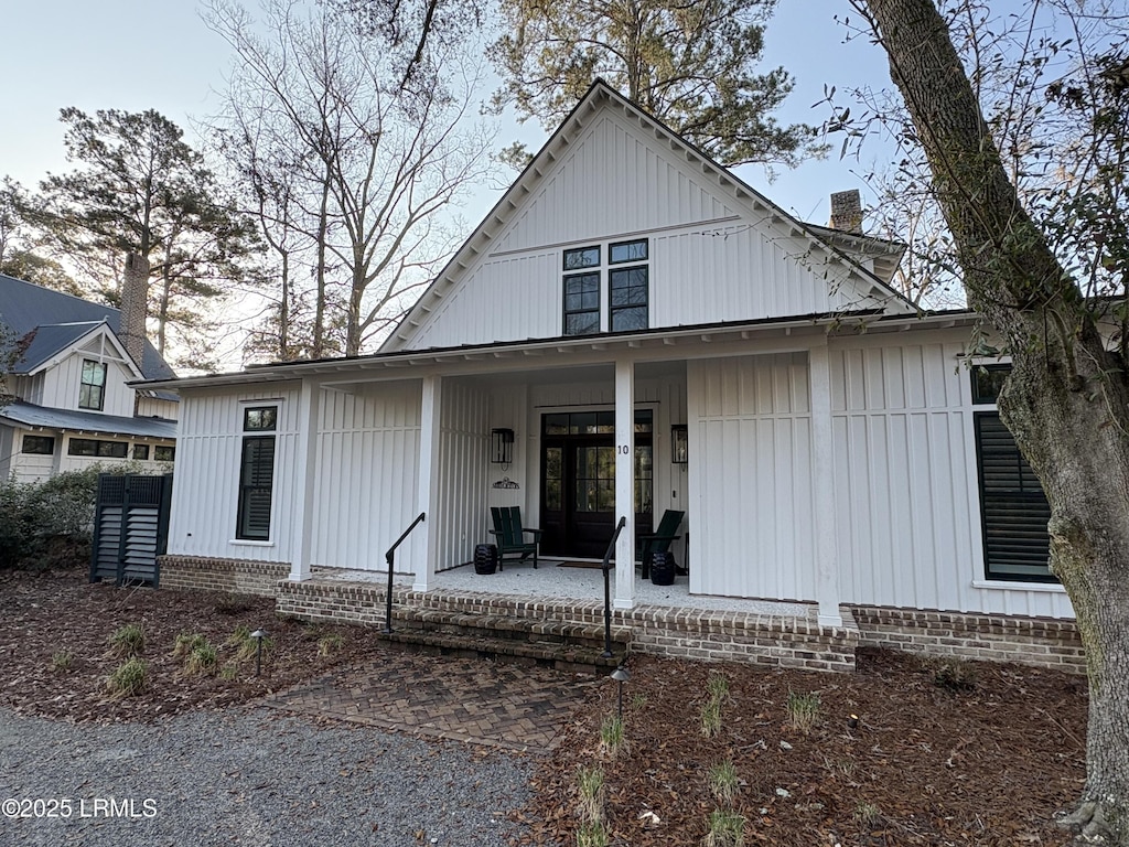 view of front of property featuring a porch