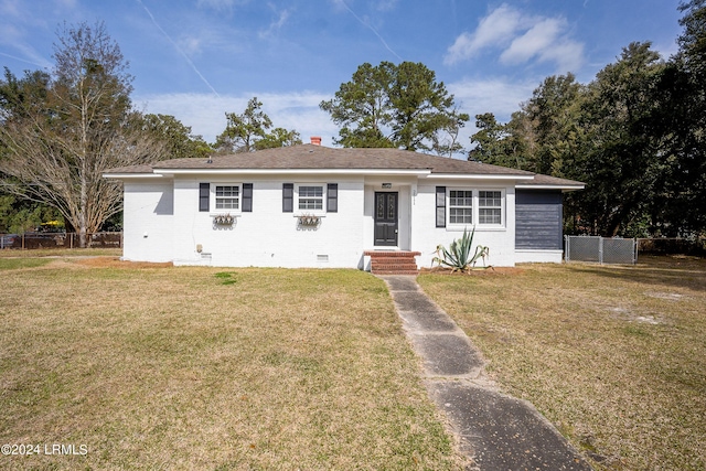 view of front of home featuring a front lawn