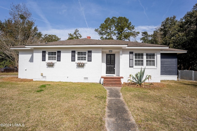 bungalow featuring a front lawn