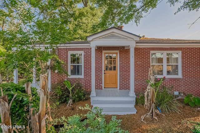 view of front facade featuring brick siding