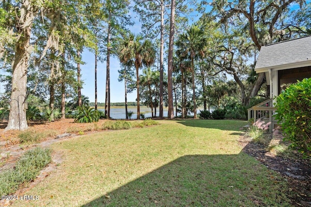 view of yard featuring a water view