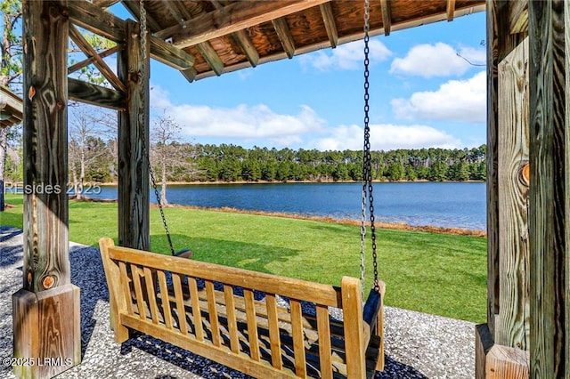 view of yard featuring a water view