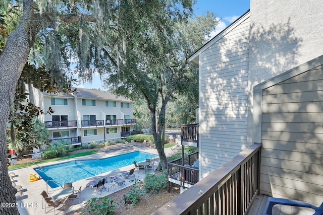 view of swimming pool