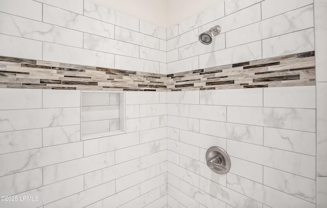 room details featuring tiled shower