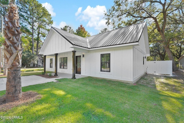 modern farmhouse style home featuring a front yard