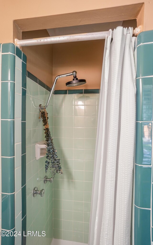 bathroom featuring curtained shower