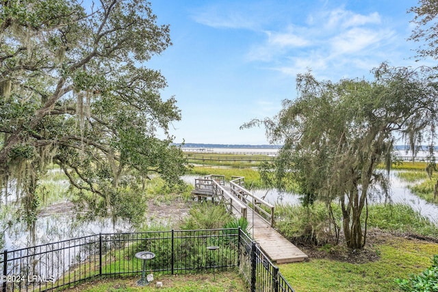 view of yard featuring a water view