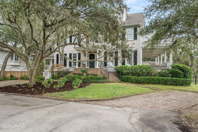 colonial house featuring a front yard