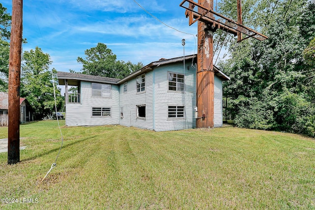 back of house featuring a lawn