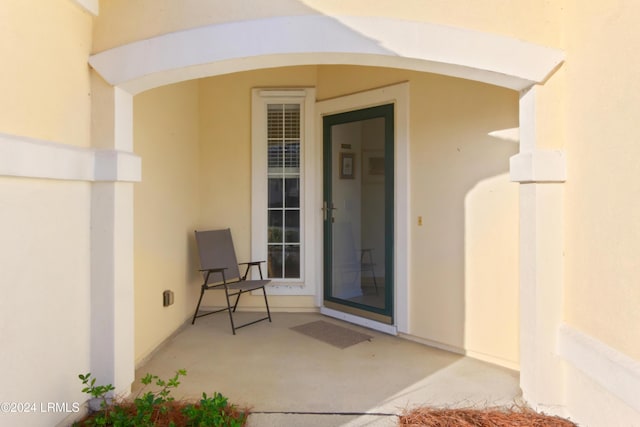 entrance to property with stucco siding