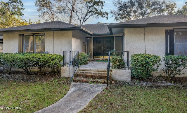 100 Thomas Sumter St, Beaufort, SC 29907 - entrance to property with stucco siding, a shingled roof, and a lawn