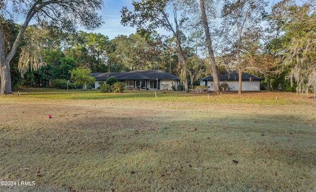 100 Thomas Sumter St, Beaufort, SC 29907 - view of front of property featuring a front yard
