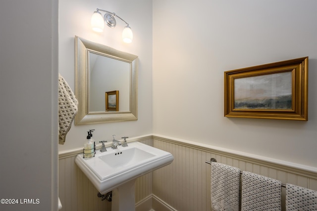 bathroom featuring sink