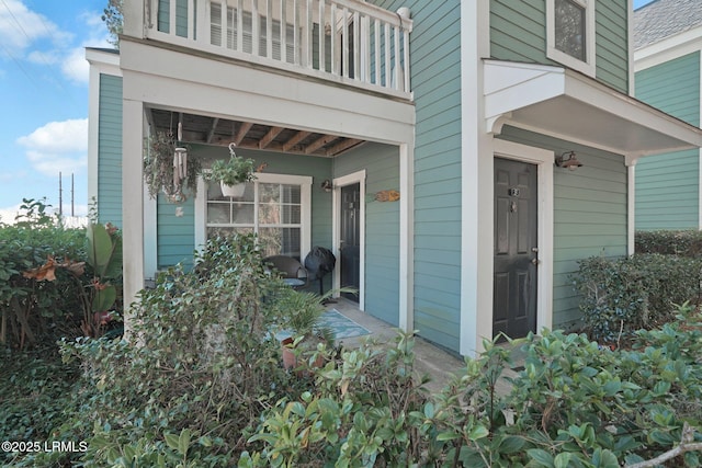 property entrance featuring a balcony