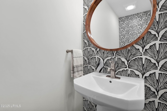bathroom featuring a sink