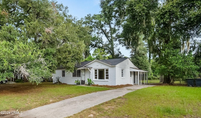 view of front of home featuring a front yard