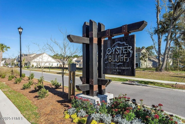 community / neighborhood sign with a residential view