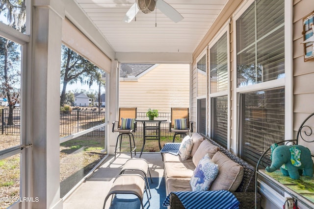 sunroom featuring outdoor lounge area and a ceiling fan