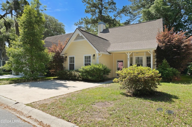 view of front property featuring a front yard