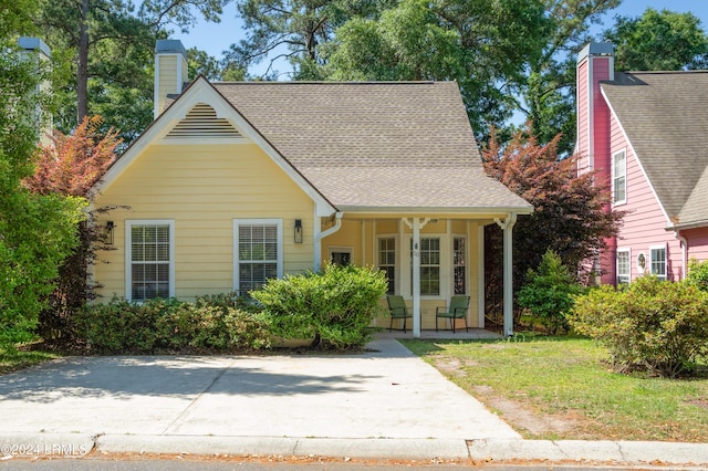 view of front of house with a front lawn and covered porch