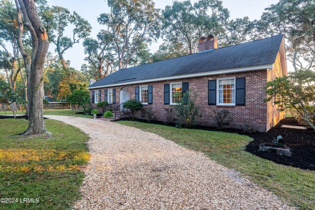 view of front of property featuring a front yard