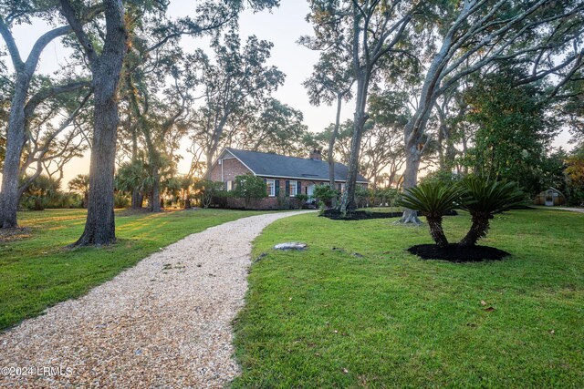 view of front facade featuring a front yard