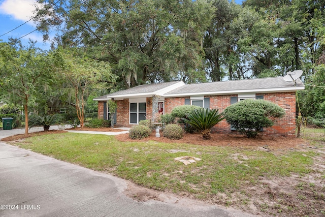 view of front of home with a front lawn