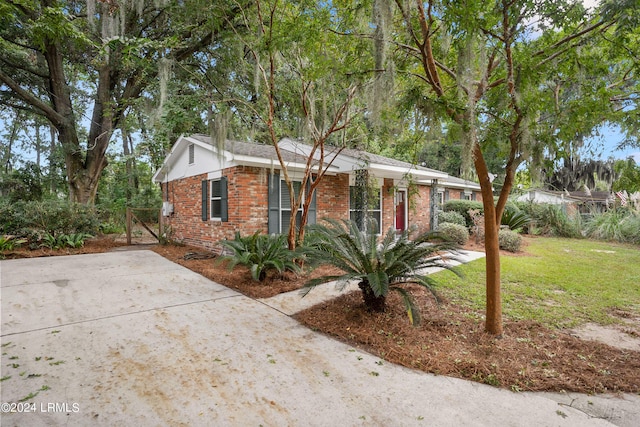 view of front facade with a front yard