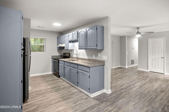 kitchen featuring gray cabinets, hardwood / wood-style floors, sink, ceiling fan, and black electric range