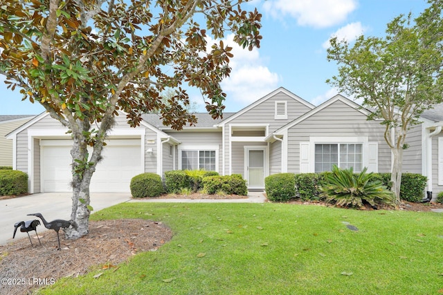 view of front of property featuring driveway and a front lawn
