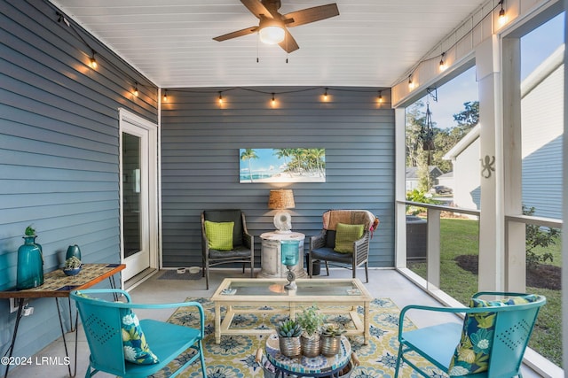 sunroom with ceiling fan